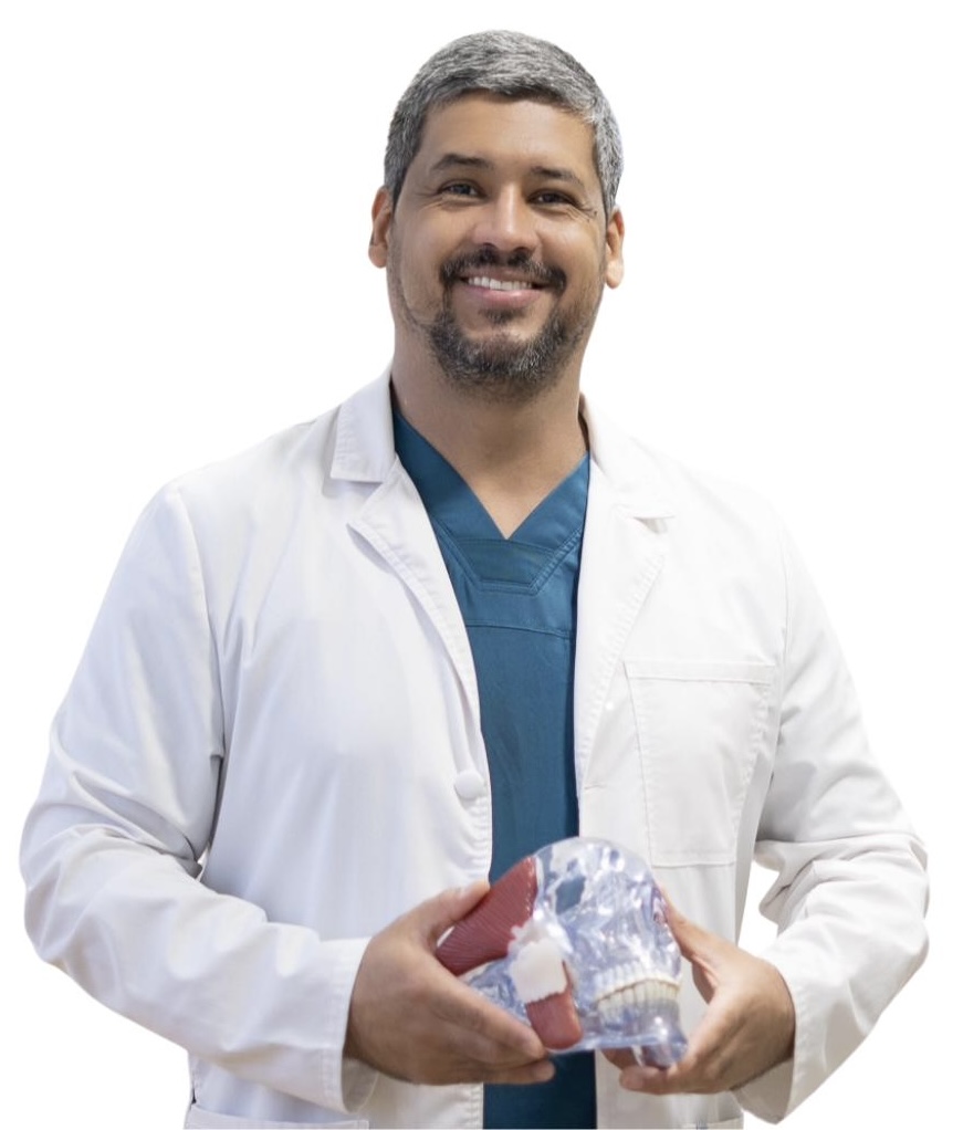 El Dr. Balanta Melo sosteniendo un modelo anatómico craneomandibular
